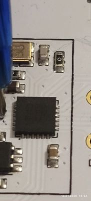 Zbliżenie na układ scalony SMD na płytce PCB z otaczającymi komponentami