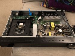 Zdjęcie wnętrza odtwarzacza Blue Ray Pioneer XV-BD717W z zaznaczonym chipem BCM7633.