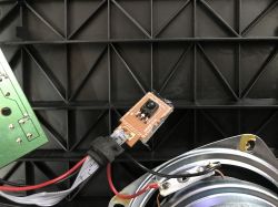 Wnętrze stacji dokującej z widocznymi elementami elektronicznymi.