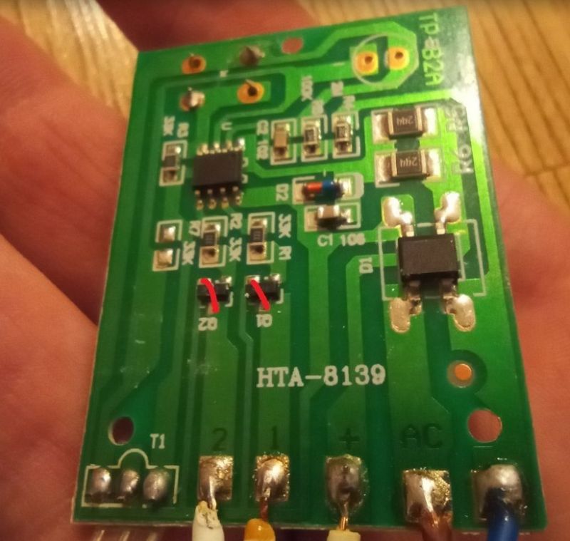 Zbliżenie na płytkę drukowaną sterownika ze ścieżkami i komponentami elektronicznymi.