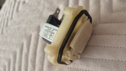 Zdjęcie elektrozaworu z białą obudową na jasnym tle.