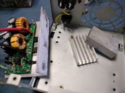 Widok wnętrza obudowy z elementami elektronicznymi i radiatorem.
