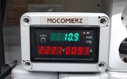 Woltomierz z wyświetlaczem cyfrowym pokazującym różne parametry elektryczne.