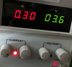 Wyświetlacz zasilacza laboratoryjnego pokazujący 0,30 A i 3,6 V.