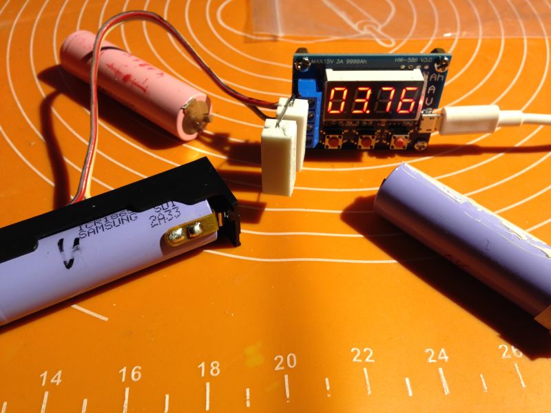 Prosty do bólu tester pojemności akumulatorów Li-Ion za 2 zł. Spostrzeżenia i sposób pomiaru.