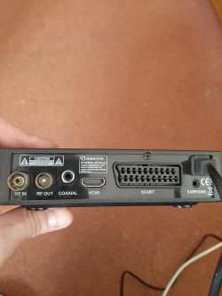 Podłączenie dekodera oraz kabla antenowego TV do starego Telewizora.