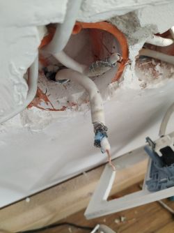 Jak prawidłowo podłączyć kabel antenowy w gnieździe TV?