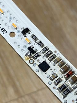 Zbliżenie na płytkę drukowaną lampki LED z elementami elektronicznymi.