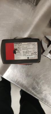 Akumulator Hilti B 22/5.2 Li-Ion na metalowej powierzchni.