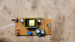 Zdjęcie płytki drukowanej z elementami elektronicznymi, używanej w programatorze lampek.