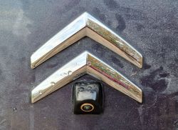 Logo Citroën z zamontowaną prowizoryczną kamerą pod spodem.