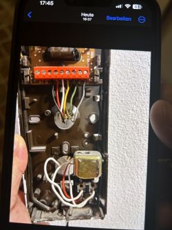 Foto des Innenlebens der Sprechanlage Siedle HT411-02 mit Kabelverbindungen.