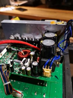 Zdjęcie płytki elektronicznej z kondensatorami i innymi elementami.