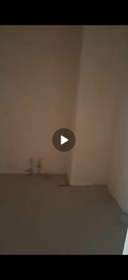 Niezabudowana przestrzeń łazienki z wystającymi rurami wodnymi w ścianie