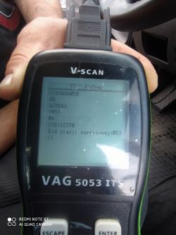 Skanner diagnostyczny V-SCAN pokazujący kod błędu 15 - Airbag w samochodzie.