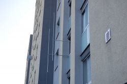 Antena Quad na balkonie budynku mieszkalnego.