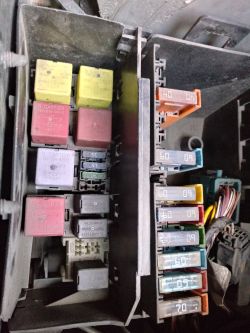 Opel Vivaro 02r 1.9 cdti - Brak zasilania radia i lusterek