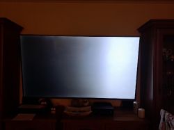 Telewizor z przyciemnioną prawą stroną ekranu.