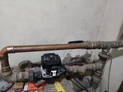 Fragment instalacji hydraulicznej z zaworem, pompą cyrkulacyjną i rurami miedzianymi