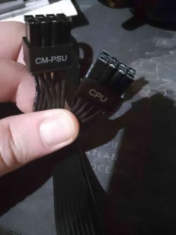 Zdjęcie dwóch kabli z końcówkami oznaczonymi jako CM-PSU i CPU.