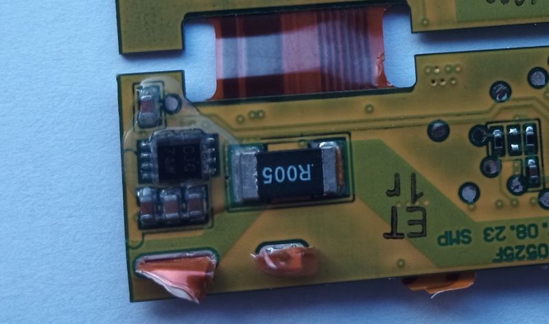 Zbliżenie na płytkę PCB z oznaczeniami CJG7 i R005 z baterii MacBooka Air A1237
