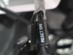 Zbliżenie na przewody RESET SW i POWER SW z obudowy komputera