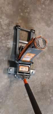 Czym różnią się podnośniki: BJC M80234 i M80233 i czy warto wybrać ten drugi?