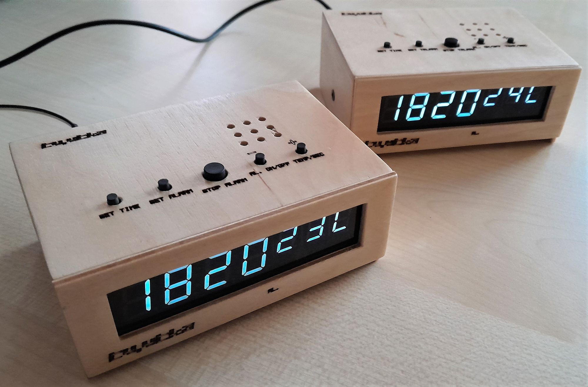 Klebeuhr Digital - LCD Auto Uhr Für Armaturenbrett & Wohnwagen