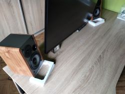 Ustawienie głośników EDIFIER R1280DB na biurku - wpływ akustyki pomieszczenia