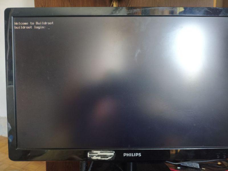 Monitor z ekranem logowania systemu Buildroot buildroot login: