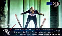 Zrzut ekranu dekodera z zawodami skoków narciarskich i logo openATV na dole.