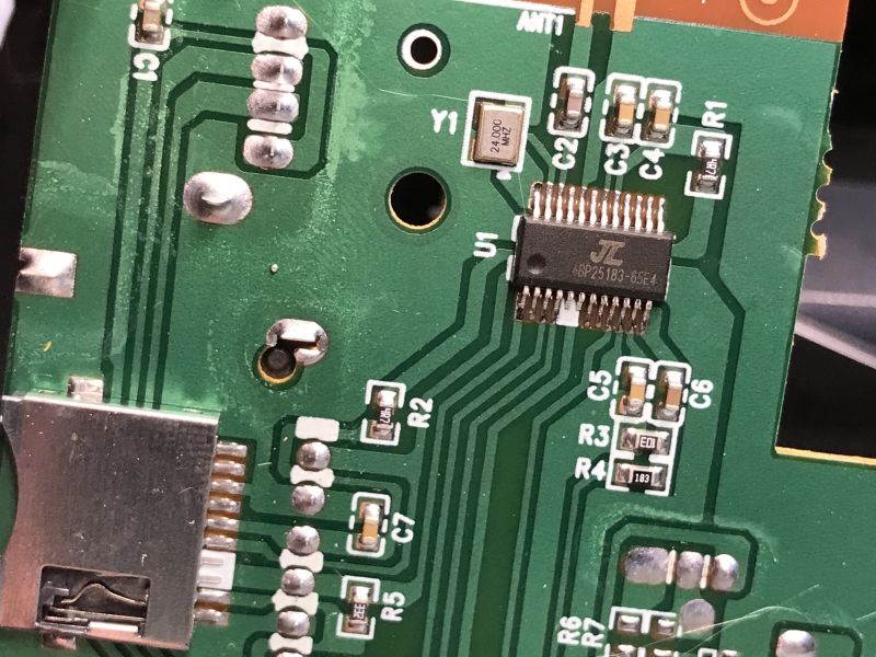 Zbliżenie na płytkę PCB z układem BP25183-65E4 i elementami SMD