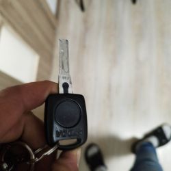 Skoda Octavia Tour 2001r - Dorabianie pilota do alarmu, niebieska dioda na kokpicie