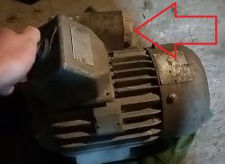 Dlaczego silnik jednofazowy 1,5 kW na 230V buczy oraz wyłącza bezpieczniki?