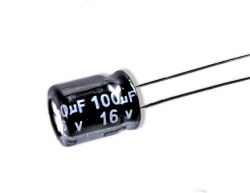 Radialer Elektrolytkondensator 100µF 16V mit schwarzem Gehäuse und weißen Markierungen.