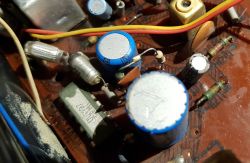 Zbliżenie wnętrza radia Unitra Dorota z elementami elektronicznymi.