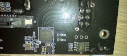 Zbliżenie na płytkę PCB stacji dokującej BS-HD01S z widocznym układem Initio INIC3639PN oraz pamięcią flash Puya P25D40SH.