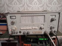 Radziecki generator sygnałów wysokiej częstotliwości G4-116 na stole pomiarowym