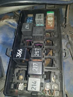 Audi A6 C4 1996 kombi quattro - Swiecą się cały czas światła awaryjne.