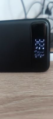 Wyświetlacz powerbanka pokazujący różne parametry ładowania.