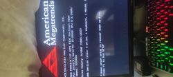 Ekran BIOS z komunikatem American Megatrends i specyfikacją systemu.