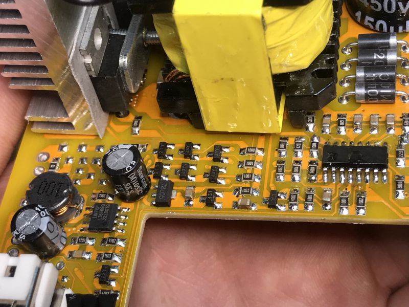 Wnętrze przetwornicy samochodowej z widocznymi elementami elektronicznymi.
