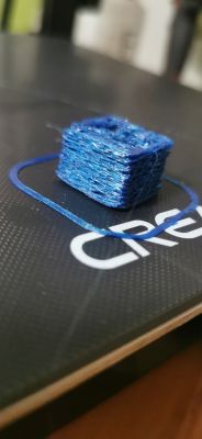 Niewłaściwie wydrukowany obiekt 3D z niebieskiego filamentu na drukarce Creality CR-10 Smart.