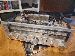 Widok odrestaurowanego amplitunera Sony z otwartą obudową, ukazujący wnętrze z elektroniką.