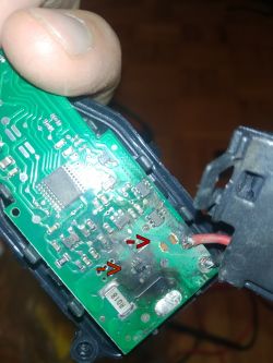 Zbliżenie uszkodzonej płytki elektronicznej myjki Karcher VW6.