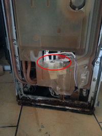 Siemens SN57802 - Przelewa wodę w płaszczu wodnym.