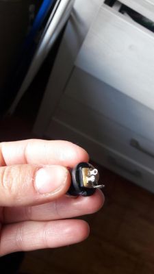 Jak podłączyć przewody do gniazda zasilającego w GYMTEK XB2000?