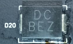 Zbliżenie na diodę powierzchniową z oznaczeniem DC BEZ, zamontowaną na płytce drukowanej.