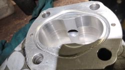 Wnętrze aluminiowej obudowy pompy z widocznymi zarysowaniami powierzchni