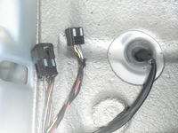 Funkcja kostki pod siedzeniem kierowcy w Oplu Omega 2.5 TD?